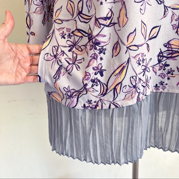 ✖️SOLD✖️•LOGO by Lori Goldstein• Floral Print Tunic Top w/Pleated Hem - Picture 6 of 9